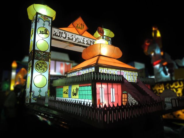 Salah Satu Peserta Festival Tanglong (Sumber foto: https://www.toscablog.com/2012/08/festival-tanglong-2012-dan-pesta.html)