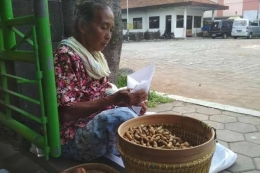 Ilustrasi nenek penjual koja. Kompas.com