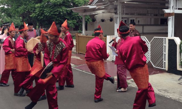 Di Palembang ini disebut terbangan. Gak kebayang kalau bangunin sahur kayak gini kan. Sumber https://www.mondasiregar.com/