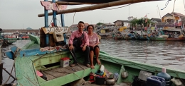 Mahasiswa Sekolah Tinggi Perikanan dan Kelautan Matauli Pandi Santoso bersama istri pengusaha kapal ibu tarsem, Kampung nelayan baru perjuangan, Jakar