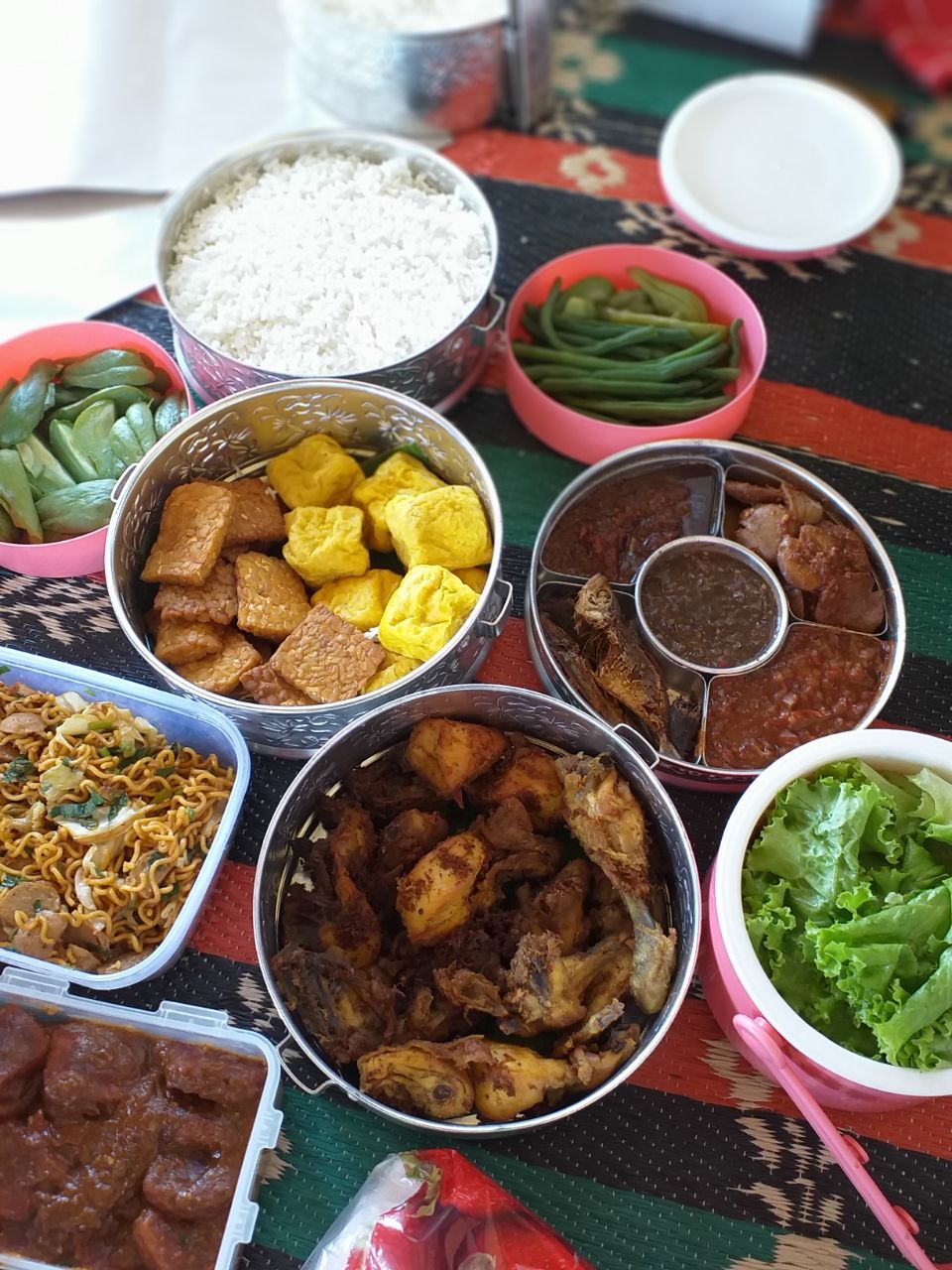 Contoh sajian botram dalam rangka munggahan.