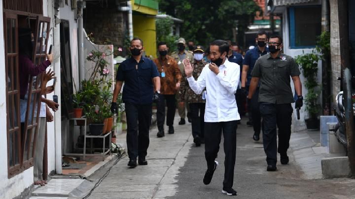 Presiden Jokowi dalam sebuah kesempatan meninjau penyaluran bansos | Sumber gambar : tempo.co
