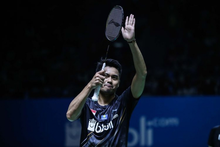 Pemain ganda campuran Indonesia, Tontowi Ahmad, melakukan selebrasi usai laga babak pertama Indonesia Open 2019 di Istora Senayan, Jakarta, Rabu (17/7/2019).(KOMPAS.COM/GARRY LOTULUNG)