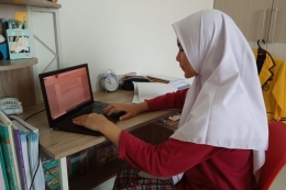Belajar di rumah dilakukan oleh salah satu siswi Fatih Puteri Bilingual, Banda Aceh.(DOK. FATIH SCHOOL ACEH) 