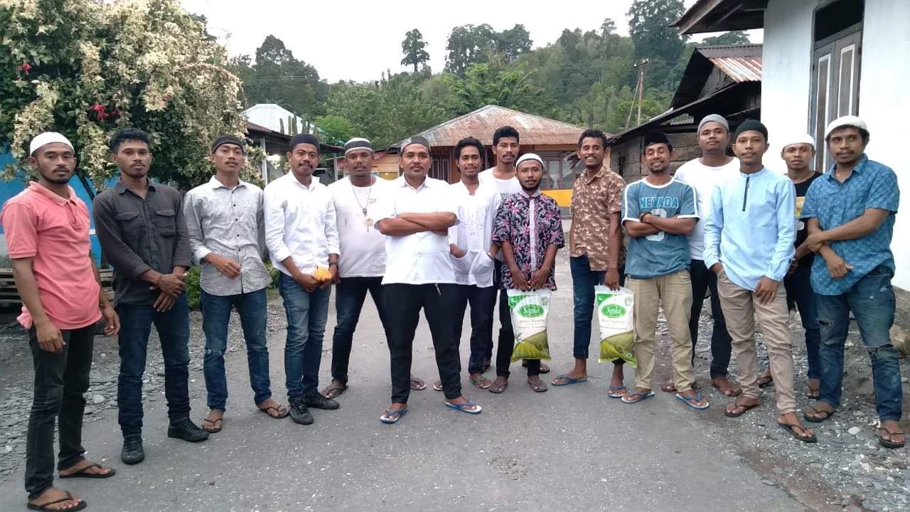 Pemuda Negeri Tehoru berbagai santunan untuk masyarakat di Tengah Pandemi covid-19, Senin (18/05/20).