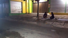 Dua orang pemuda duduk lesehan menikmati sahur dari warung Mbak Ari pada Senin (18/5/2020) dini hari sekitar pukul 02.00 (dok. pri).