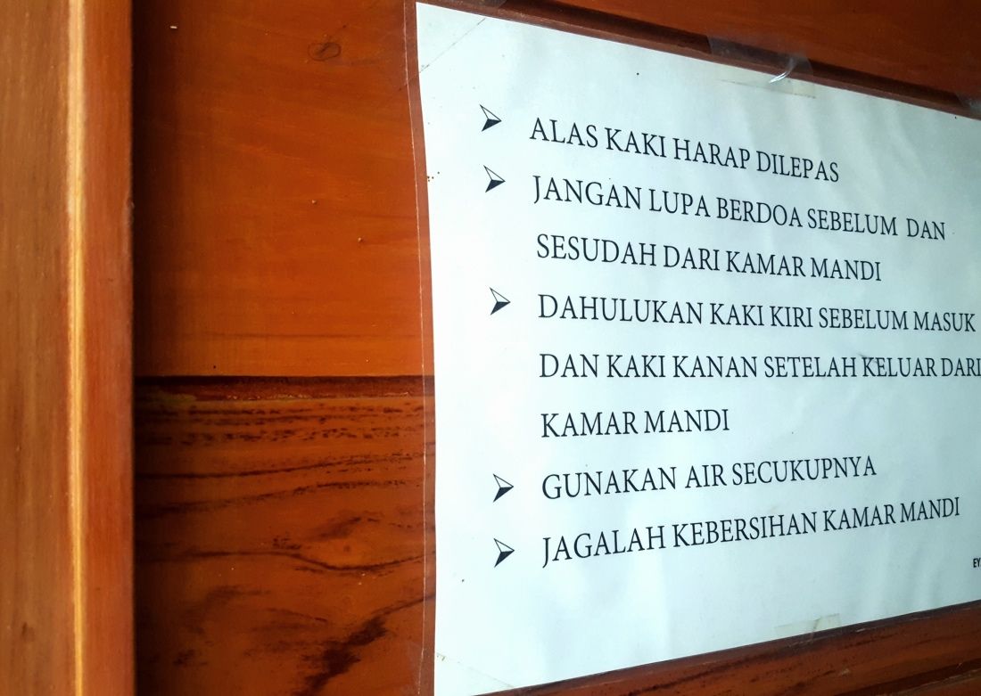 Tulisan yang sejak dulu tertempel di kamar mandi kami (dok. pri).