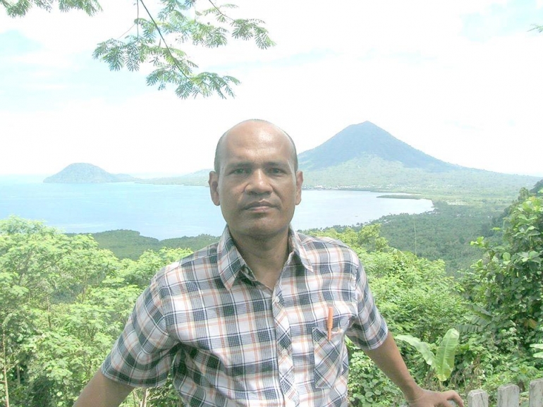 Di atas Bukit Manyasal, dengan latar belakang Teluk Jailolo dan Gunung Tugu Aer. (foto: dok. pribadi)