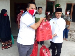 Penyerahan nasi kotak buka puasa dari Foromas Jakarta yang diserahkan Yacob Pujana kepada Bupati Sambas H. Atbah Romin Suhaili di Rumah Sosial Perlindungan Anak (RSPA) Sambas, Minggu (17/5/2020)/dok.Fogoromas