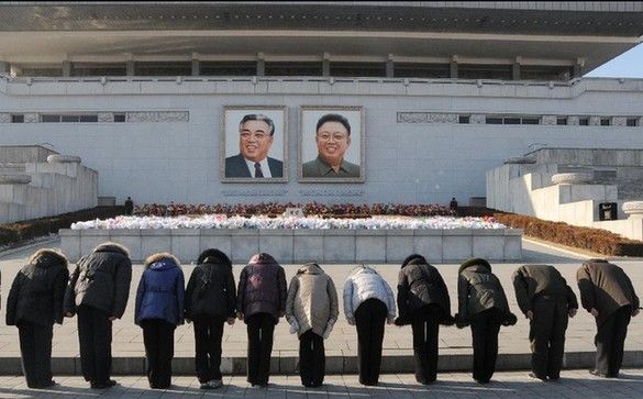 Orang-orang memberi penghormatan kepada mendiang pemimpin Kim Jong Il untuk menandai peringatan pertama kematiannya di Pyongyang, pada 17 Desember 2012. Foto : Xinhua