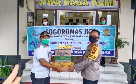 Penyerahan paket sembako/dok.Fogoromas Jakarta