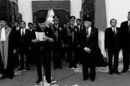 Suasana saat Presiden Soeharto Mengumumkan Pengunduran Dirinya. Sumber : www.nasional.kompas.com