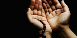 Ilustasi sesorang mengangkat kedua tangan untuk berdo'a. (Sumber: Dream.co.id)