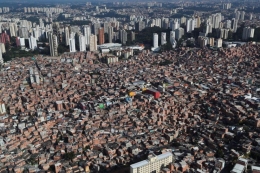 Paraisopolis, permukiman kumuh terbesar di Sao Paulo, Brasil, terpaksa bergerak sendiri melawan virus corona. Foto: Reuters