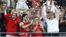 Arsene Wenger akhirnya kembali angkat trofi bersama Arsenal di era baru. Gambar: BBC.co.uk