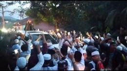 Arak-arakan pengikut Habib Bahar setelah dibebaskan, sumber: suara.com