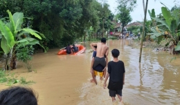 Banjir akibat hujan deras semata atau karena efek kebijakan? | Sumber gambar : suarabantennews.com