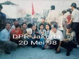 | Dalam arak-arakan people power di Gedung MPR/DPR RI, 20 Mei 1998. Penulis kedua dari kanan || DokPri |  