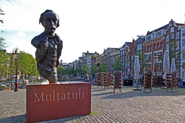 Patung Multatuli di Amsterdam, Belanda. Sumber http://www.civicartsproject.com/