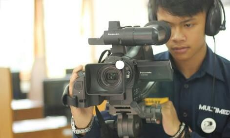 Jurusan Multimedia (Ilustrasi: siswa sedang memegang camera)