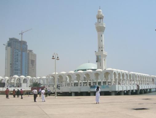 Masjid Ar Rahmah Kota Jeddah yang lebih dikenal dengan nama Masjid Terapung. (foto: dok. pribadi)