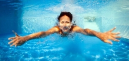 Menulis juga seperti berenang. Berupaya mencapai suatu titik dan mentas. Gambar: Shutterstock.com
