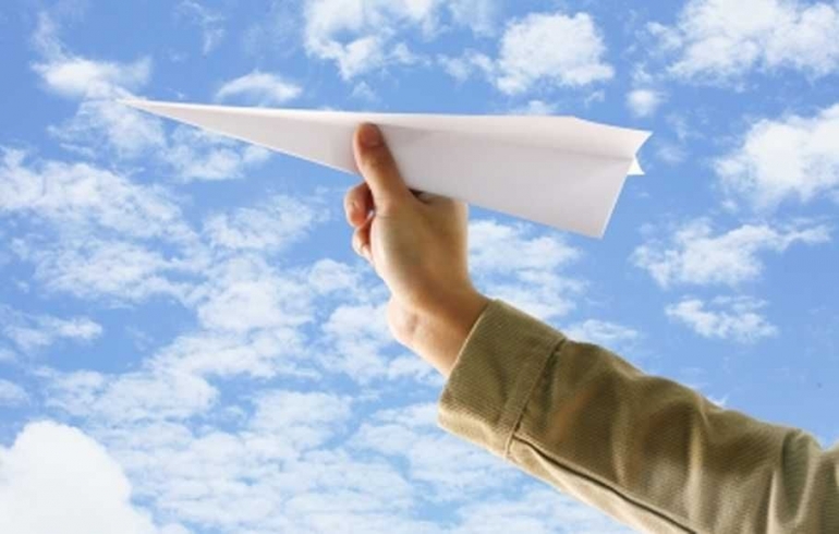 Anggap saja menulis seperti kita menerbangkan pesawat kertas. Gambar: Freedigitalphotos via Beritasatu.com