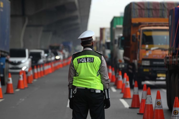 Main kucing-kucingan sama polisi (sumber : kompas.com)