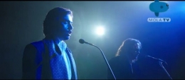 Amos saat bernyanyi dengan penyanyi rock Zucchero Fornaciari (sumber: screenshot tayangan Mola TV)