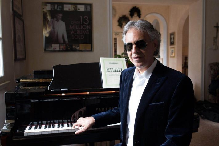 Andrea Bocelli di kediamannya (Ilustrasi: www.forbes.com)