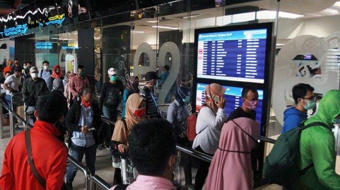 Antrian di Terminal Bandara Sukarno Hatta sempat viral beberapa saat lalu (Tribunnews)