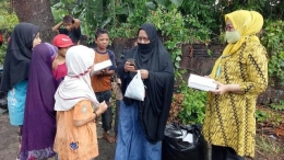 Pembagian paket buka puasa di Kampung Matoa Makassar (20/05/20).