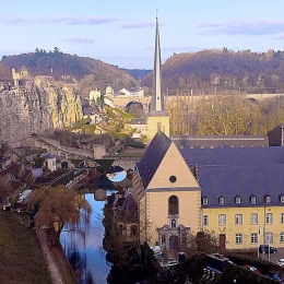 Abbey Neumunster di tepi Sungai Alzette, salah satu pemandangan khas Luxembourg City | Sumber: dokpri