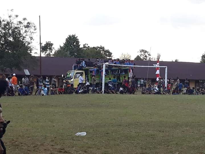 Keseruan suporter diluar lapangan. Terlihat ada yang nyantai menonton dari atas bagasi Otto Kol/ angkutan (dokpri)
