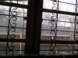 Palang kayu melintang yang menghalangi jendela untuk bisa dibuka tutup. / Foto : Elvidayanty.