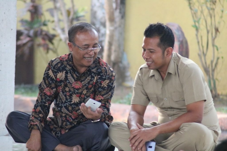 Kepala SMAN 1 Bangsal, Drs. H. Sugiono, M.Pd.,(batik) bersama Wakasek Kesiswaan Dian Norma Andika, S.Pd., di suatu acara sebelum Pandemi Covid-19|Dokpri