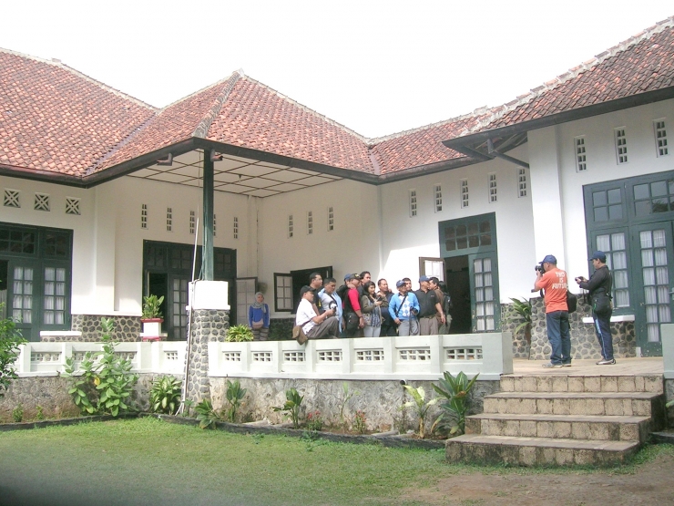 Wisatawan dari Jakarta saat mengunjungi Gedung Perjanjian Linggarjati. (foto: dok. pribadi)