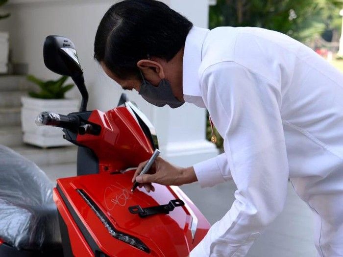 Motor Listrik yang ditandatangani Presiden Jokowi akhirnya tidak jadi terlelang (foto presiden Jokowi saat menandatangani motor Gesits: detik.com)
