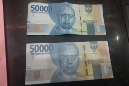 Perbedaan uang asli (atas) dengan uang palsu (bawah) yang disita dari komplotan pencetak dan pengedar uang palsu di Mapolsektro Setiabudi, Jakarta Selatan, Kamis (31/1/2019).(KOMPAS.com/NIBRAS NADA NAILUFAR) 