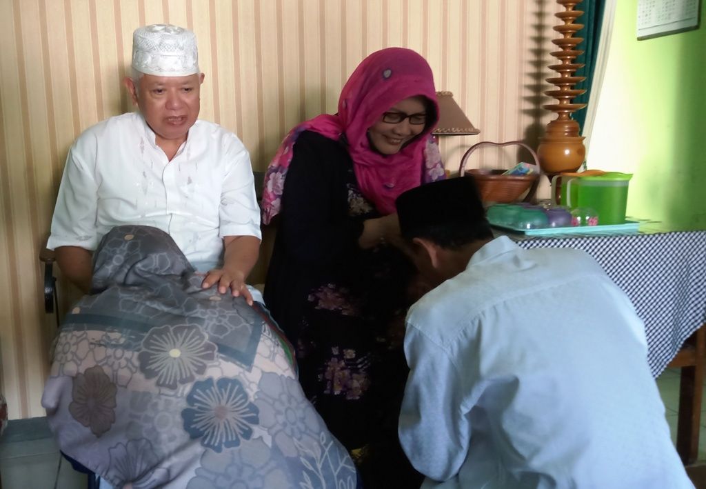 Tradisi sungkeman saat lebaran (foto: widikurniawan)