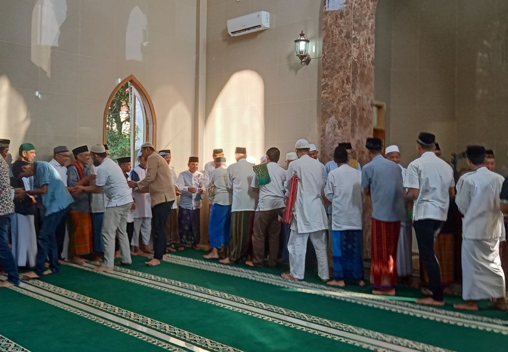 Saling memaafkan usai shalat Ied (foto: widikurniawan)
