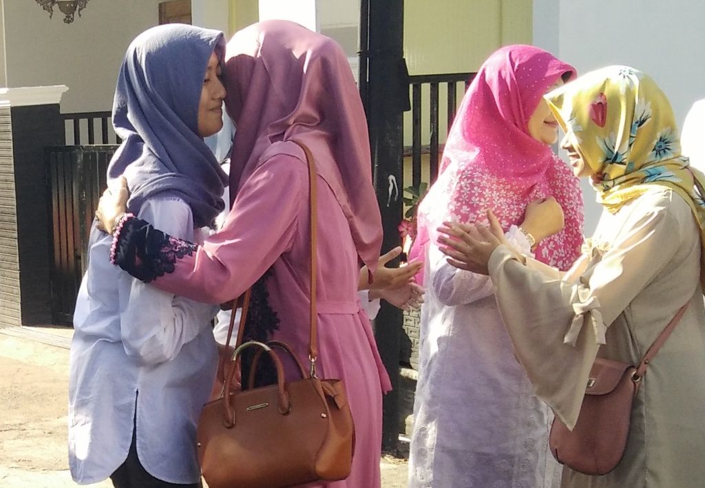 Saling berkunjung antar tetangga untuk bermaafan (foto: widikurniawan)