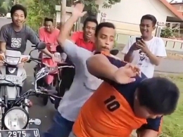 Screenshot Video: Rizal saat dibully berujung pemukulan oleh oknum remaja di Kabupaten Pangkep (21/05/20).