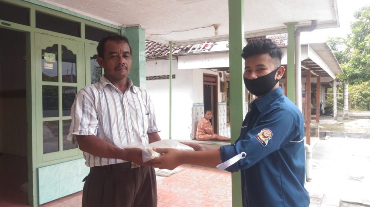 Arif Kurniawan, Ketua OSIS SMAN 1 Bangsal saat menyerahkan Zakat secara simbolis kepada salah satu kepala dusun di sekitar sekolah|Dokpri