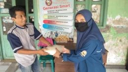 Pengurus OSIS SMAN 1 Bangsal saat menyerahkan Zakat Fitrah kepada warga sekitar sekolah|Dokpri