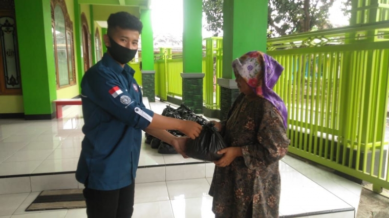 Ketua OSIS SMAN 1 Bangsal saat menyerahkan Zakat Fitrah kepada perwakilan guru ngaji/TPQ|Dokpri