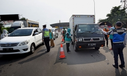 Petugas memerintahkan putar-balik kendaraan pemudik di jalan tol (Foto: mediaindonesia.com/antara/akbar f.)
