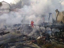 Rumah orangtua penulis dan beberapa rumah kerabat saat kebakaran pada tahun 2013 | Dokumen Pribadi Sigit Eka Pribadi