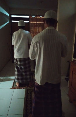 Adik saya yang paling kecil belajar jadi imam terawih di rumah (Dokumentasi pribadi)