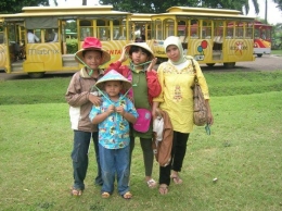 Pengunjung bisa menggunakan kereta tuktuk untuk berkeliling Taman Buah Mekarsari. (foto: dok. pribadi)
